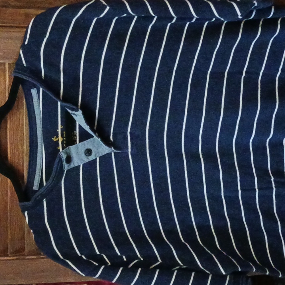 Chapps Button v neck shirt